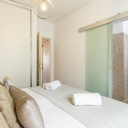 Gaze Out At The In A Retro-chic Getaway * Lisbona