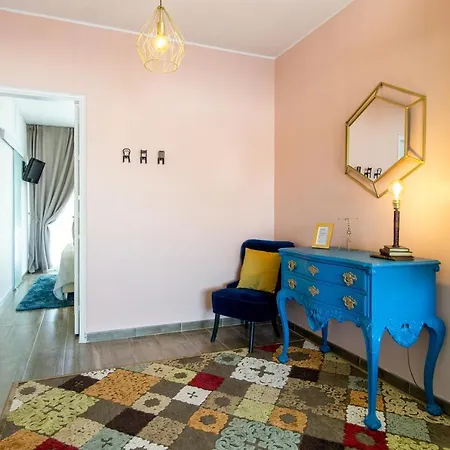 شقة Gaze Out At The In A Retro-chic Getaway