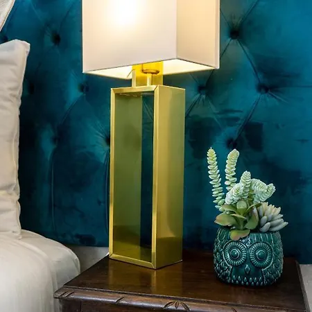 Gaze Out At The In A Retro-chic Getaway 아파트 *