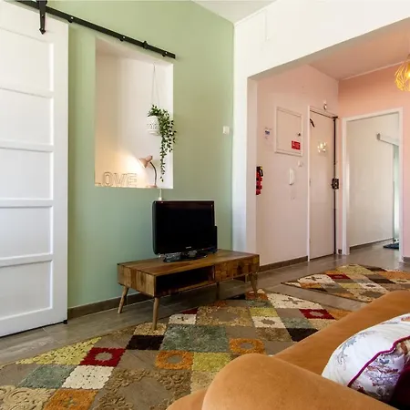 Appartamento Gaze Out At The In A Retro-chic Getaway Lisbona