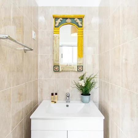 Gaze Out At The In A Retro-chic Getaway شقة Lisboa